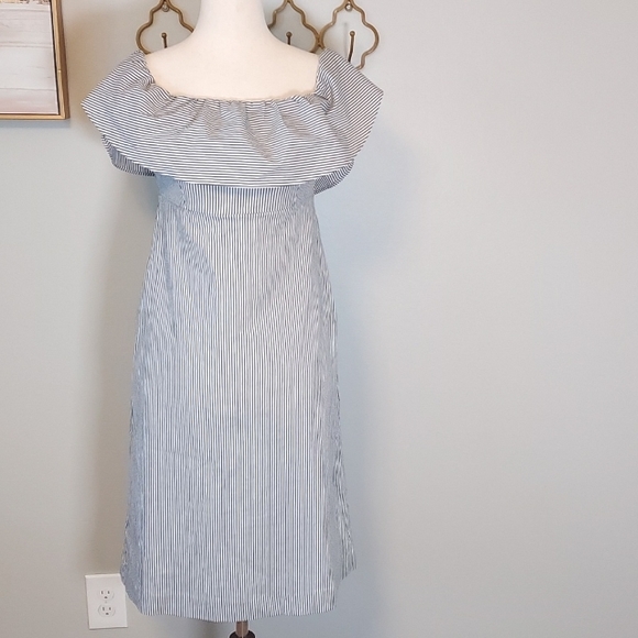 Banana Republic Dresses & Skirts - Banana Republic Ruffle Shoulder Dress